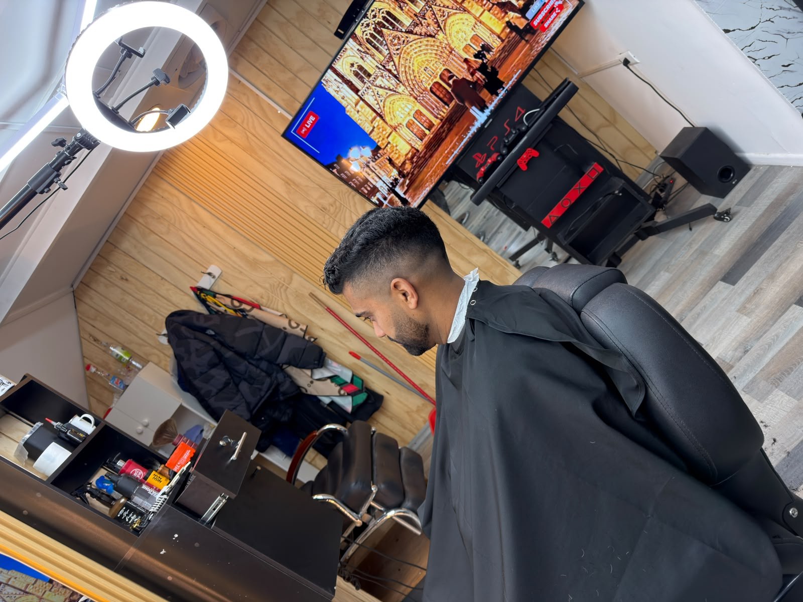 Interior del salón de Gentelman's Club Barber durante una atención